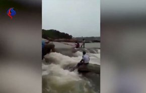 لحظة غرق رجل في النهر أثناء نزهة مع عائلته وأصدقائه
