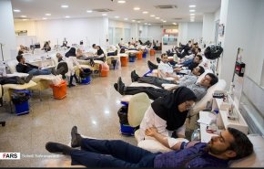 بالصور.. الايرانيون يتبرعون بالدم في ليلة القدر 