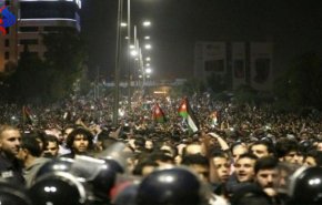 بالفيديو: مشهد فريد في احتجاجات الأردن
