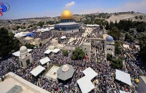 شاهد .. عشرات آلاف المصلين يتدفقون على القدس