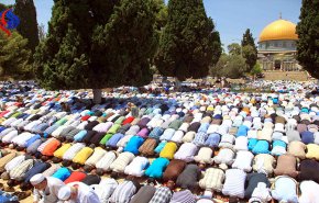شاهد.. مليون فلسطيني يحاولون الصلاة في مسجد الاقصی
