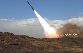 القوات اليمنية تطلق صاروخ زلزال 2 على تجمعات مرتزقة بتعز + فيديو