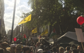 خشم رسانه صهیونیستی از اهتزاز پرچم‌های حزب‌الله در قلب انگلیس