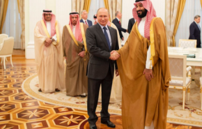 «بن‌سلمان» با «پوتین» در مسکو دیدار کرد/ امضای توپ جام جهانی توسط ولیعهد سعودی