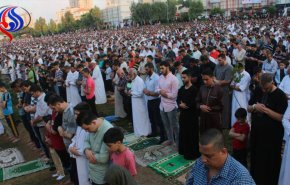 آلاف الفلسطينيين يصلون العيد في مخيمات العودة+فيديو