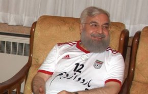 الرئيس روحاني يرتدي قميص المنتخب الوطني لكرة القدم