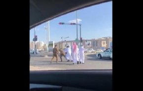 کتک زدن یک پلیس توسط شاهزاده سعودی نزدیک مسجد الحرام + فیلم