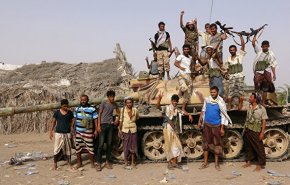 لحظه انهدام زره پوش های آل سعود در الحدیده توسط نیروهای یمنی + فیلم 