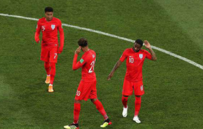 حمله پشه های مزاحم به بازیکنان انگلیس و تونس
