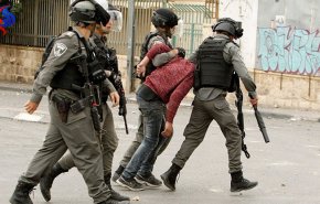 الاحتلال يعتقل 13 فلسطينياً عقب حملة اعتقالات ومداهمات بالضفة