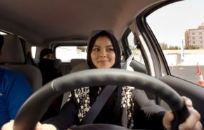 سعوديون ما زالوا يرفضون قيادة المرأة للسيارة