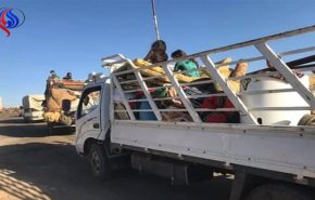 خروج عشرات العائلات من مناطق انتشار المسلحين في ريف درعا