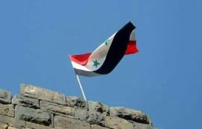 شاهد..المسلحون يرفعون العلم السوري فوق قلعة بصرى الشام بريف درعا