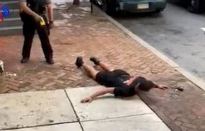 بالفيديو والصور.. شرطي أمريكي يصعق رجلا اسود 