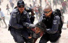 فیلمی تکان‌دهنده از حمله وحشیانه نظامیان اسرائیلی به یک زن فلسطینی
