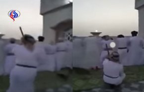 بالفيديو: نهاية مروعة لمتهور أطلق النار خلف مصلين في عمان!
