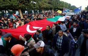 أزمة تونس تهدد استقرارها.. فهل تقدم الحكومة استقالتها؟