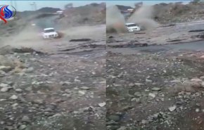 بالفيديو.. مشهد مرعب.. سيل مفاجئ يجرف سيارة مواطن بسلطنة عمان ويباغته أثناء القيادة