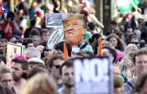 بالفيديو.. المئات يتظاهرون ضد ترامب في بروكسل