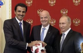 أمير قطر يمازح بوتين في حفل تسلم الراية المونديالية