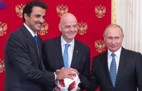 شاهد/بوتين يسلم أمير قطر الراية الرمزية لتنظيم مونديال 2022