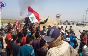 محتجون يتجمعون عند مدخل حقل الزبير جنوب العراق  