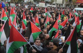 آلاف الفلسطينيين يتظاهرون ضد 