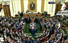 البرلمان المصري يخفض رواتب كبار المسؤولين