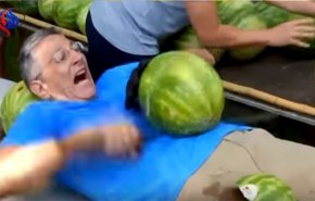 بالفيديو.. قطع البطيخ بالسيف فوق بطنه فدخل 'غينيس' !