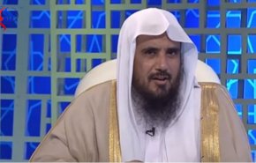 بالفيديو... داعية سعودي: لا بأس من الصلاة مع سماع أصوات الموسيقى!