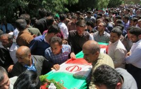 بالصور: تشييع شهداء الاعتداء الارهابي في مدينة مريوان غربي إيران