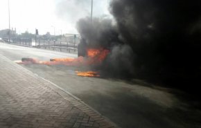 متظاهرون يشعلون الإطارات ويغلقون طرقات رئيسية في البحرين
