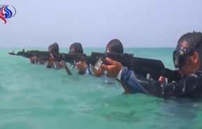 بالفيديو.. القوات اليمنية تخرج من البحر وتفاجیء المعتدين 
