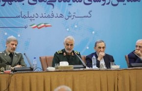 ولايتي واللواء سليماني ووزير الدفاع يشاركون في ملتقى السفراء الايرانيين في الخارج