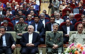 الدفاع الإيرانية تطلع ظريف ومسؤولي الخارجية على قدرات البلاد الدفاعية