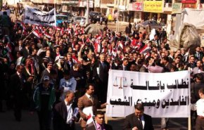 مئات العراقيين يتظاهرون وسط البصرة ويتوعدون باعتصام الاحد