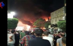 بالفيديو ..لحظة اندلاع حريق كبير في مركز مدينة كربلاء المقدسة 