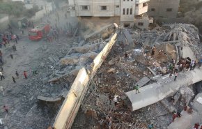شاهد؛ لحظة قصف إسرائيلي لمبنى بغزة سوي بالأرض 