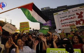شاهد.. الفلسطينيون يرفعون علم فلسطين في تل أبيب