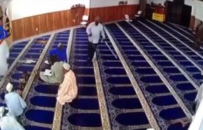 شاهد: شخص يهاجم مصلين في مسجد باندونسيا.. والأسباب غير واضحة !!