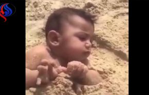صادم جدا: أب سعودي يدفن ابنه في الرمل ويطعمه منه!(شاهد)