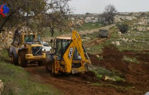 العدو الصهيوني يجرف أراضي الفلسطينيين جنوب نابلس