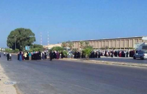 بالصور.. ليبيات يحتجن في طرابلس لهذا السبب!