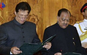 بالفيديو؛ عمران خان يؤدي اليمين الدستورية رئيسا لوزراء باكستان