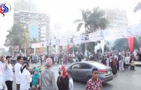 بالفيديو.. المصريون يحتفلون بأجواء العيد باقامة الصلاة والتبرع بالأضاحي 
