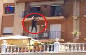شاهد: مهاجر عربي في اسبانيا ينقذ سكان شقة مشتعلة بشجاعته!