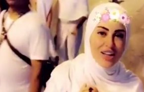 من مكة.. ممثلة سورية شهيرة توجه رسالة للأمة الإسلامية!
