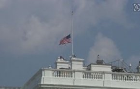 پرچم کاخ سفید برای مک کین به حالت نیمه افراشته درآمد