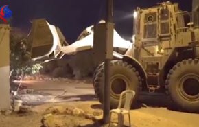 بالفيديو.. الاحتلال يهدم منزل شهيد فلسطيني في الضفة الغربية 