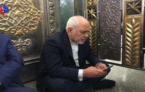 شاهد.. وزير الخارجية الايراني يزور مقام السيدة زينب (س)